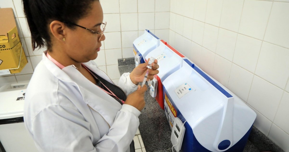 Profissional da saúde prepara material em unidade de atendimento