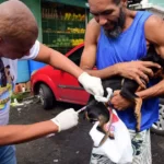 Cão recebe vacina antirrábica durante campanha de imunização em Salvador