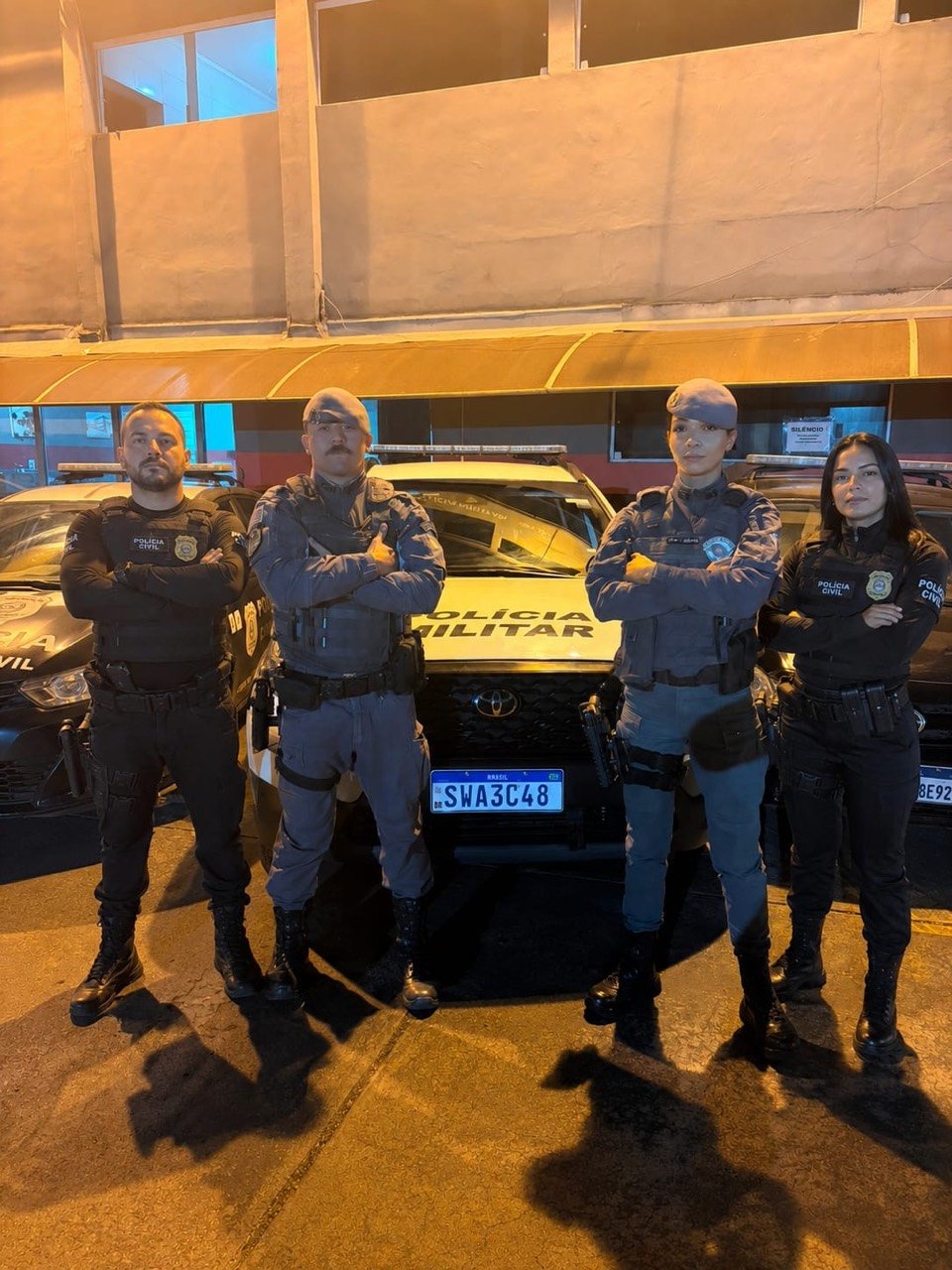 Equipes policiais durante a Operação Resposta Imediata