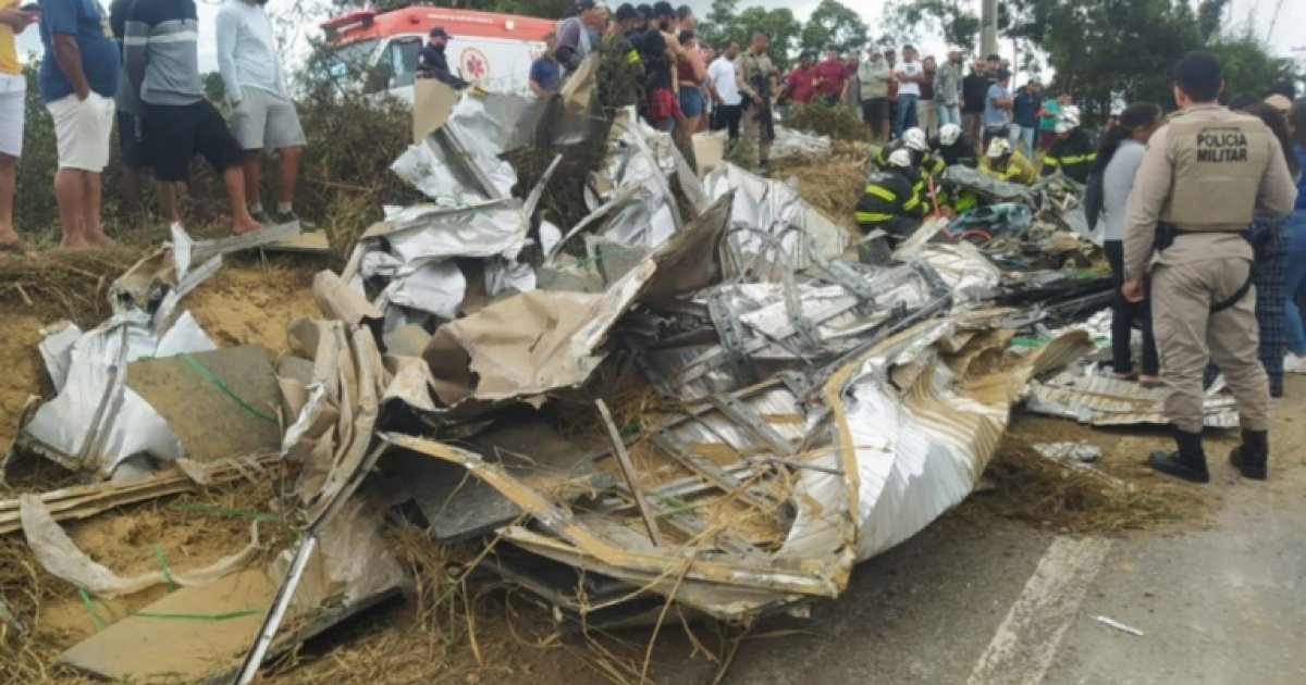 Acidente entre caminhão, carro e moto deixa três mortos na BA-250