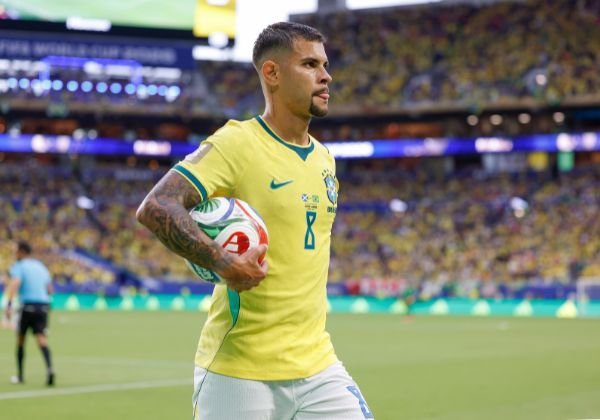 Bruno GuimarÃ£es fica perto de reforÃ§ar o Arsenal