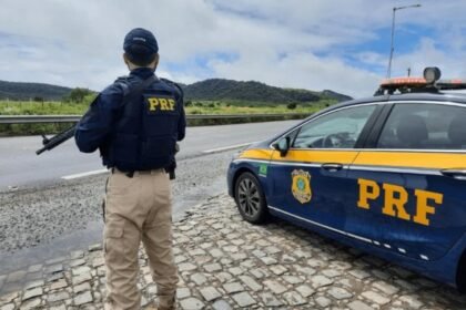 Agente da PRF na BR-324