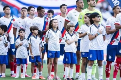 Elenco do Bahia perfilado antes de partida