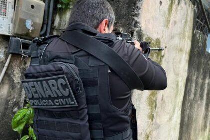 Agente do Denarc em diligencia no Suburbio Ferroviario