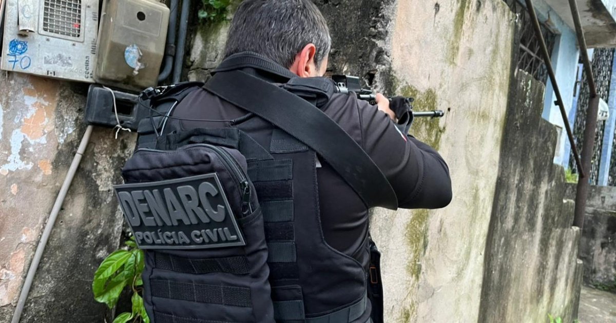 Agente do Denarc em diligencia no Suburbio Ferroviario