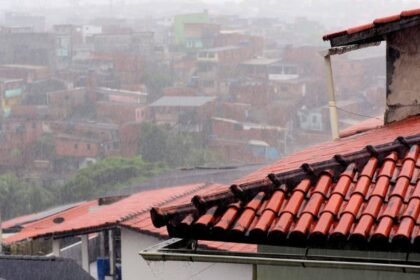 Telhados sob chuva em Salvador