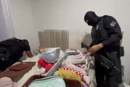 Agentes durante busca da Operacao Exarmatio