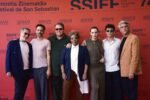 Equipe de filme brasileiro no tapete do Festival de San Sebastián