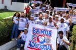 Integrantes da torcida Bamor reunidos com faixa de ação social