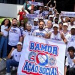 Integrantes da torcida Bamor reunidos com faixa de ação social