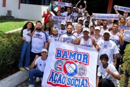 Integrantes da torcida Bamor reunidos com faixa de ação social