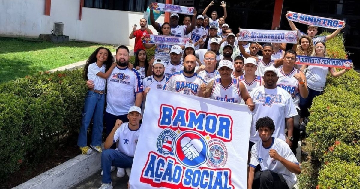 Integrantes da torcida Bamor reunidos com faixa de ação social