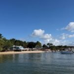 Praia e embarcações na ilha de Boipeba