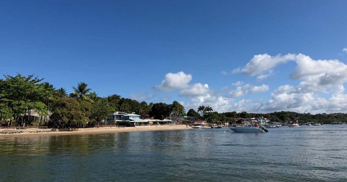 Praia e embarcações na ilha de Boipeba