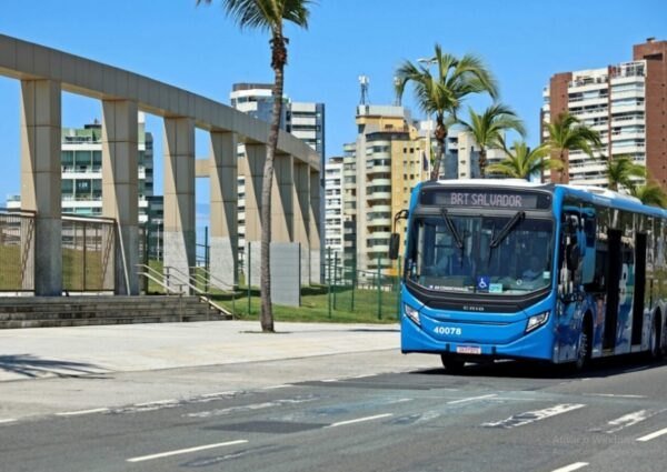 Ônibus do BRT Salvador na via