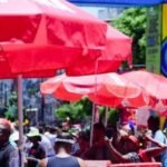 Ambulante trabalhando em festa de rua em Salvador