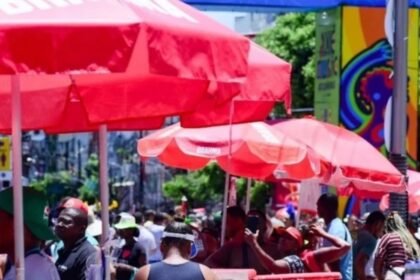 Ambulante trabalhando em festa de rua em Salvador