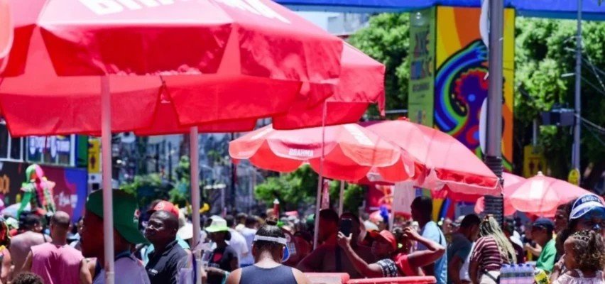 Ambulante trabalhando em festa de rua em Salvador