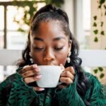 Mulher tomando café em uma cafeteria