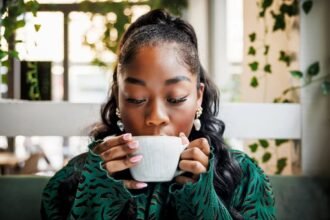 Mulher tomando café em uma cafeteria