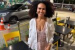 Cantora Mariene de Castro sorrindo em área externa