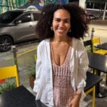Cantora Mariene de Castro sorrindo em área externa