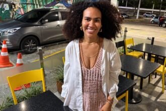 Cantora Mariene de Castro sorrindo em área externa