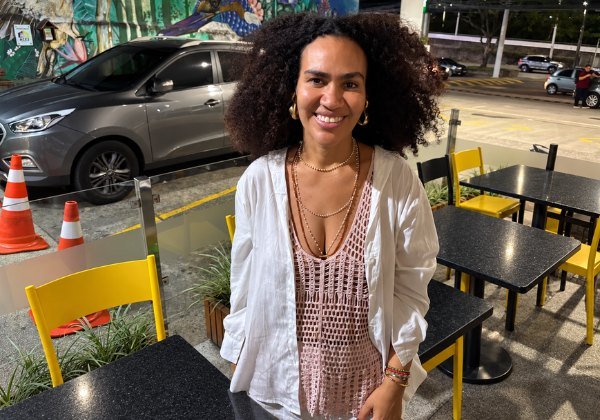 Cantora Mariene de Castro sorrindo em área externa