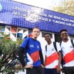 Estudantes na entrada do CEEP em Gestão, Negócios e Turismo, na Lapinha