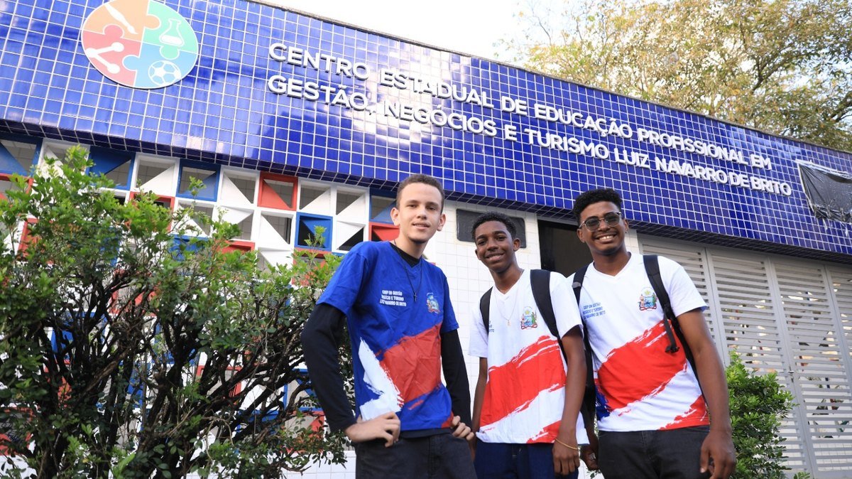 Estudantes na entrada do CEEP em Gestão, Negócios e Turismo, na Lapinha