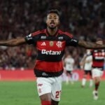 Jogadores em campo durante partida de futebol