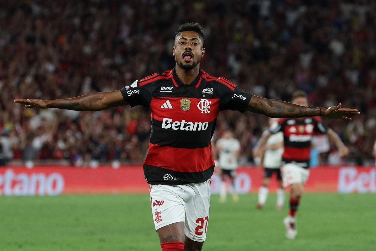 Jogadores em campo durante partida de futebol