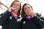 Atletas brasileiras mordem medalhas de ouro