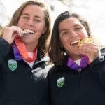 Atletas brasileiras mordem medalhas de ouro