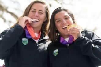 Atletas brasileiras mordem medalhas de ouro
