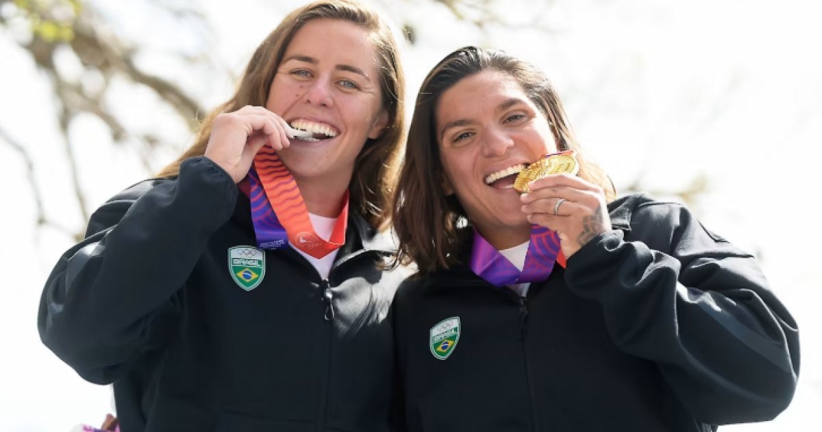 Atletas brasileiras mordem medalhas de ouro