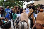 Vaqueiros a cavalo com roupas de couro durante a Missa do Vaqueiro