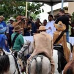 Vaqueiros a cavalo com roupas de couro durante a Missa do Vaqueiro