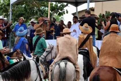 Vaqueiros a cavalo com roupas de couro durante a Missa do Vaqueiro