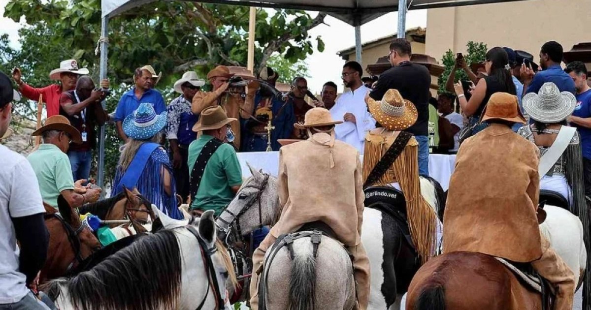 Vaqueiros a cavalo com roupas de couro durante a Missa do Vaqueiro