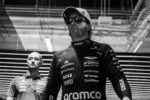 Fernando Alonso com macacão da Aston Martin no box