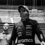 Fernando Alonso com macacão da Aston Martin no box