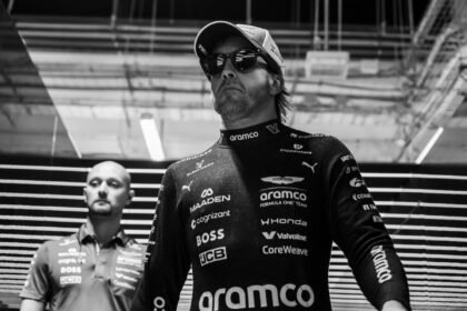 Fernando Alonso com macacão da Aston Martin no box