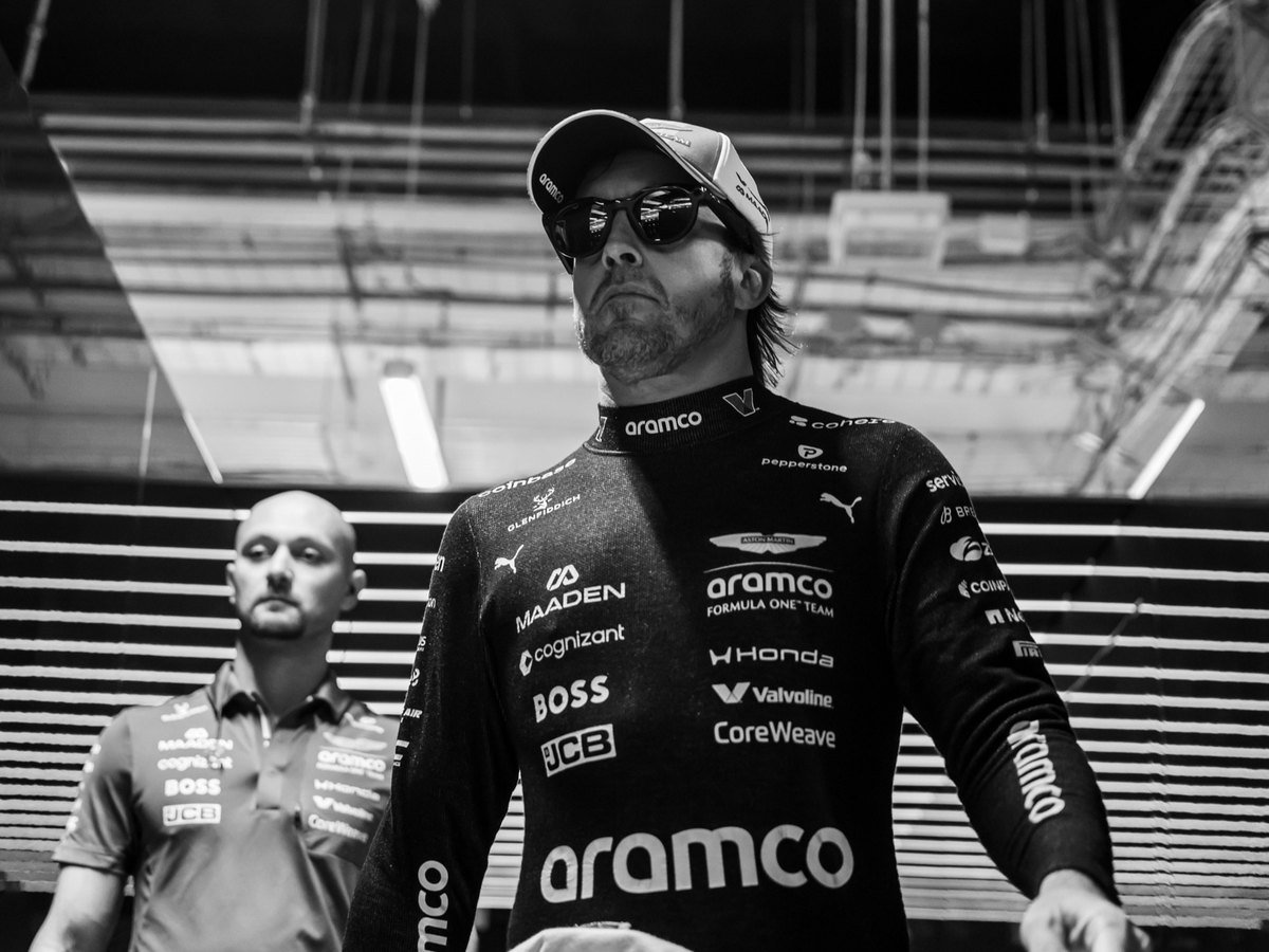 Fernando Alonso com macacão da Aston Martin no box