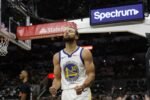 Stephen Curry comemora em quadra com a camisa do Golden State