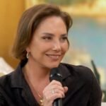 Heloísa Périssé sorri durante entrevista
