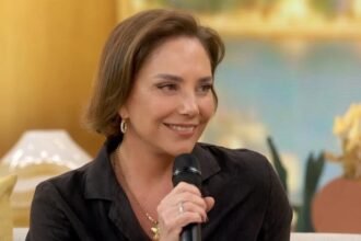 Heloísa Périssé sorri durante entrevista