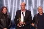 Integrantes do Nirvana recebem prêmio no palco do VMA