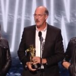 Integrantes do Nirvana recebem prêmio no palco do VMA