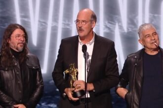 Integrantes do Nirvana recebem prêmio no palco do VMA